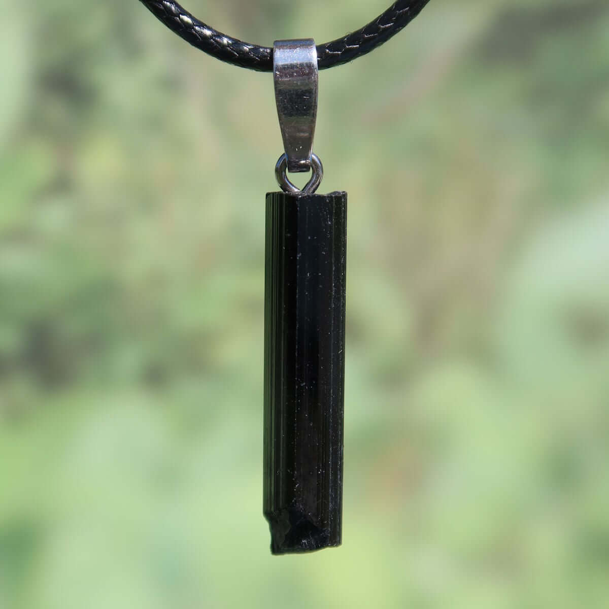 Schwarzer Turmalin Schörl Anhänger mit Silberöse, 32mm, UNIKAT Nr. 18, zeigt tiefes Schwarz und natürlichen Glanz auf Lederband.