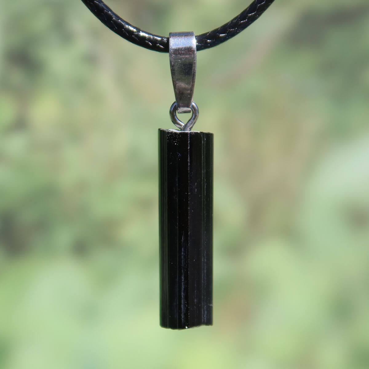 Schwarzer Turmalin Schörl Anhänger 27mm mit Silberöse, einzigartiger Schmuck für Schutz und Abgrenzung - Unikat Nr. 19