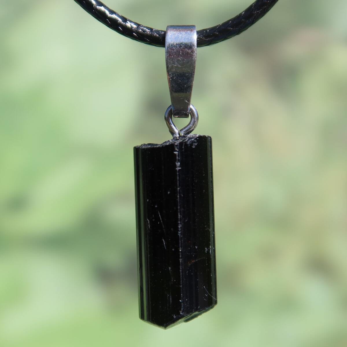 Schwarzer Turmalin Schörl Anhänger mit Silberöse, 22mm, einzigartiges Design für Schutz und Abgrenzung, handgefertigt Unikat Nr. 21