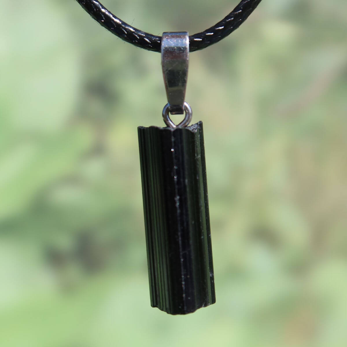 Schwarzer Turmalin Schörl Anhänger 25mm mit Silberöse, Unikat Schmuckstück für Schutz und Selbstbewusstsein