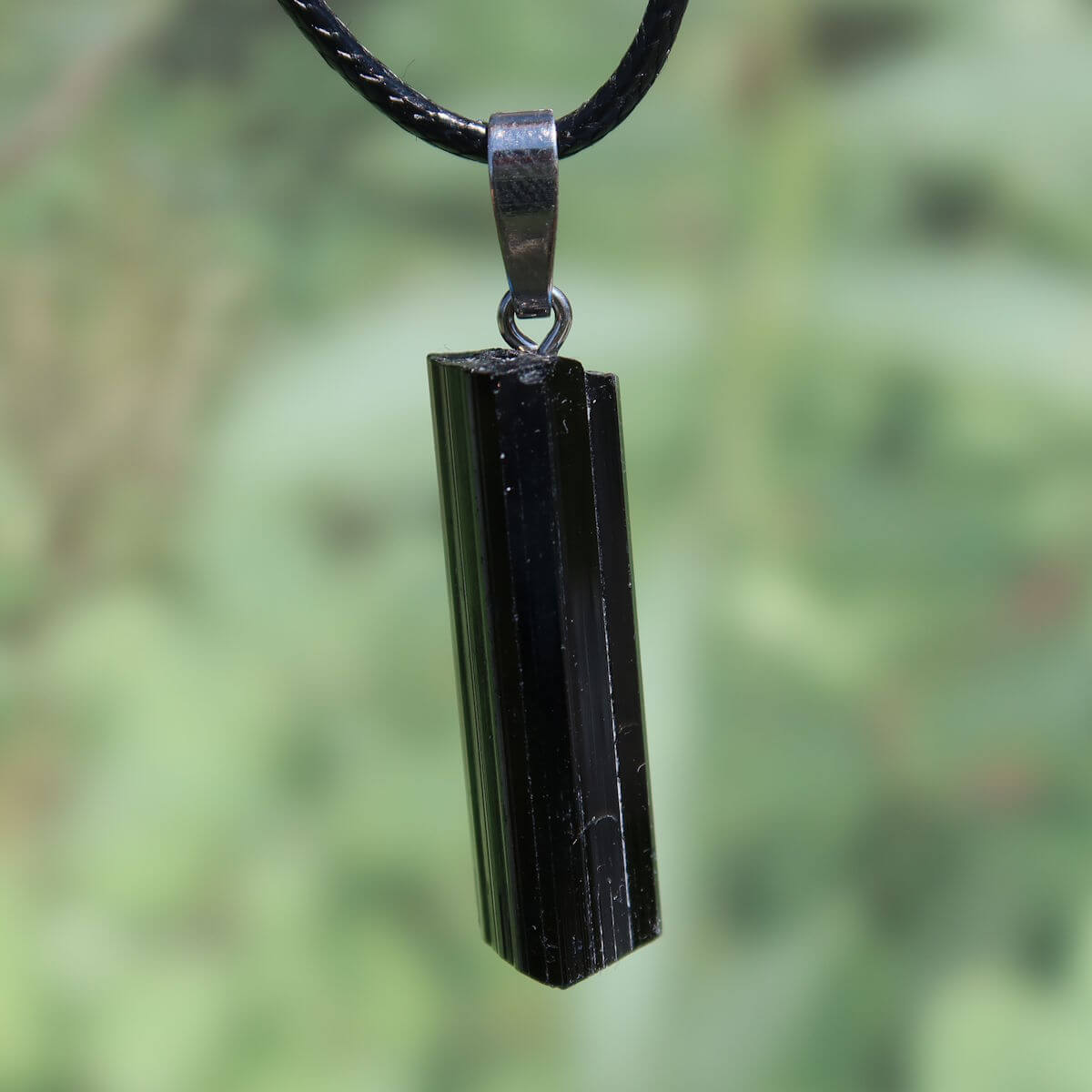 Schwarzer Turmalin Schörl Anhänger 35mm mit Silberöse, einzigartiges Design für Schutz und Abgrenzung, auf schwarzem Band