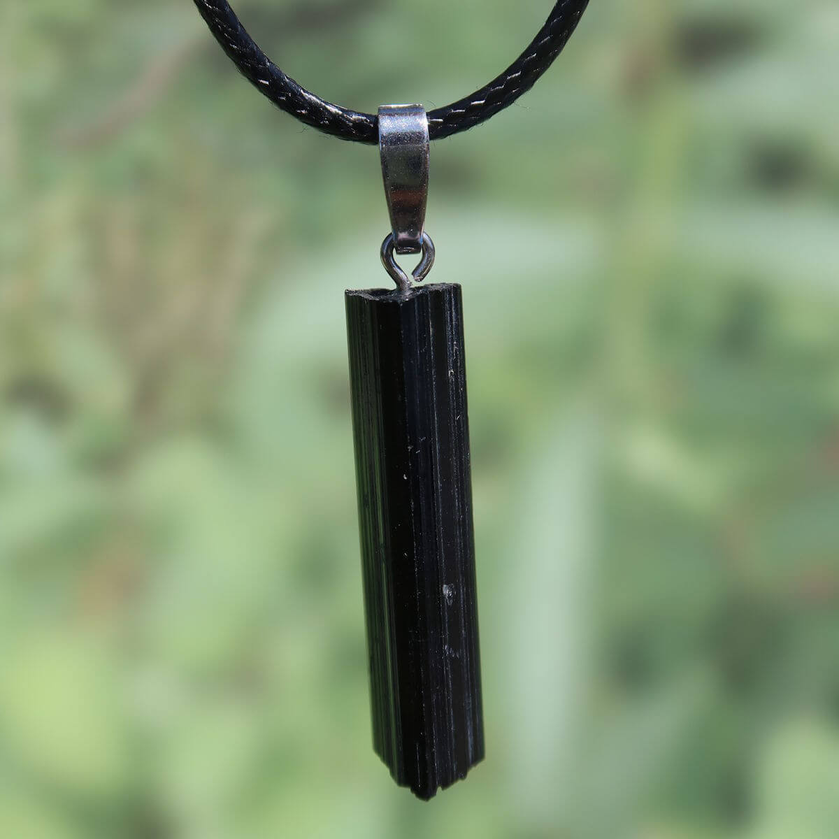 Schwarzer Turmalin Anhänger mit Silberöse, einzigartiges Design, 40mm, symbolisiert Schutz und Abgrenzung, UNIKAT Nr. 32