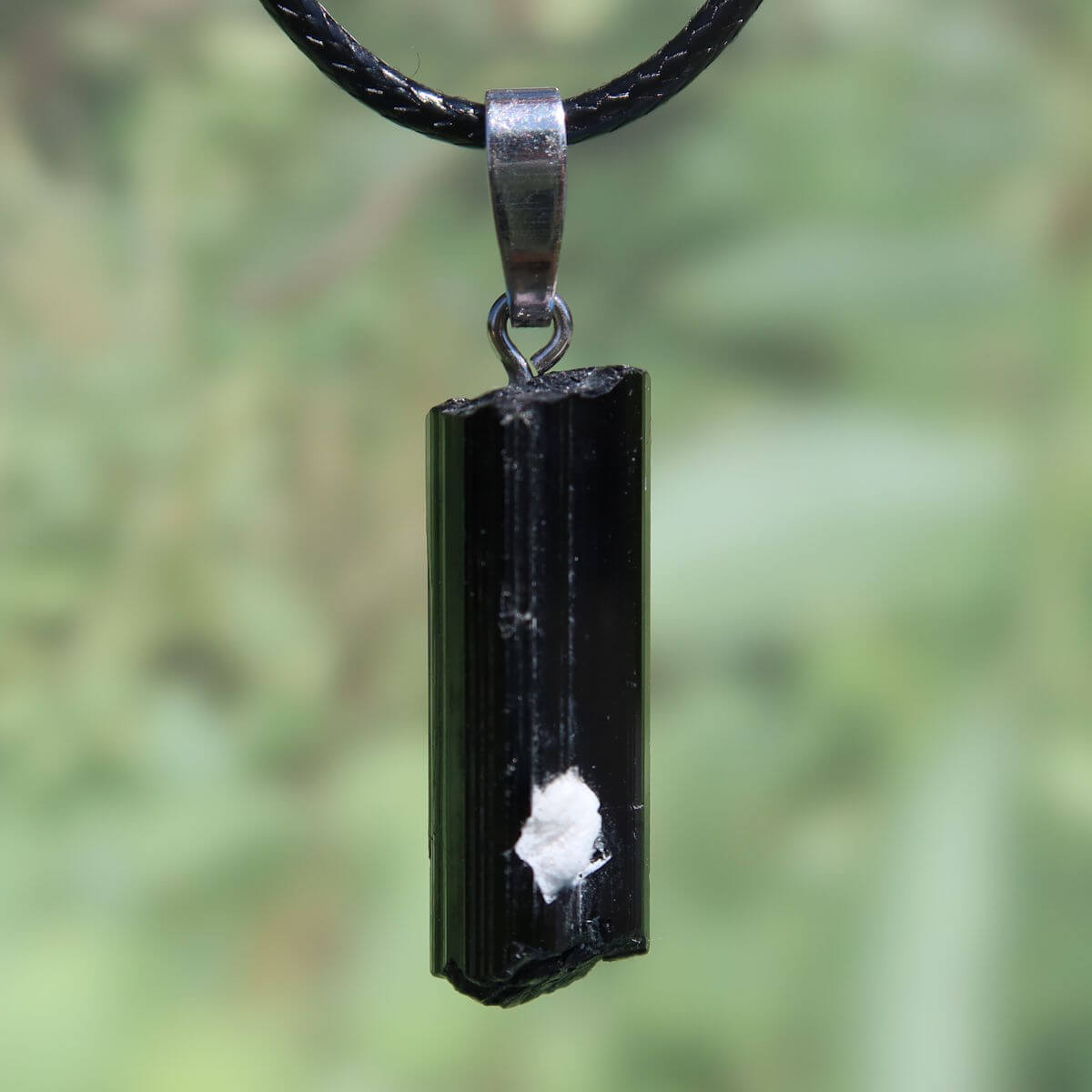 Schwarzer Turmalin Schörl Anhänger 30mm Unikat mit Silberöse, Schutz und Abgrenzung. Elegantes Schmuckstück mit natürlichem Glanz.