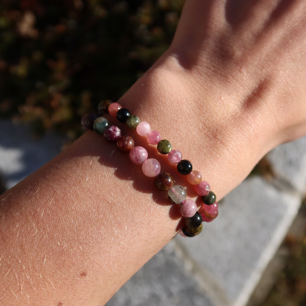 Turmalin bunt Edelstein Armband - 1 Stück - in Varianten 4-6-8 oder 10mm getragen am Handgelenk