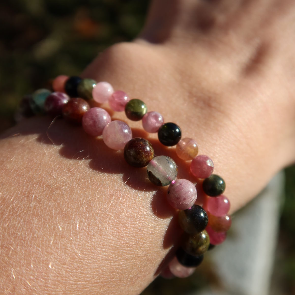 Turmalin bunt Edelstein Armband - 1 Stück - in Varianten 4-6-8 oder 10mm getragen am Handgelenk