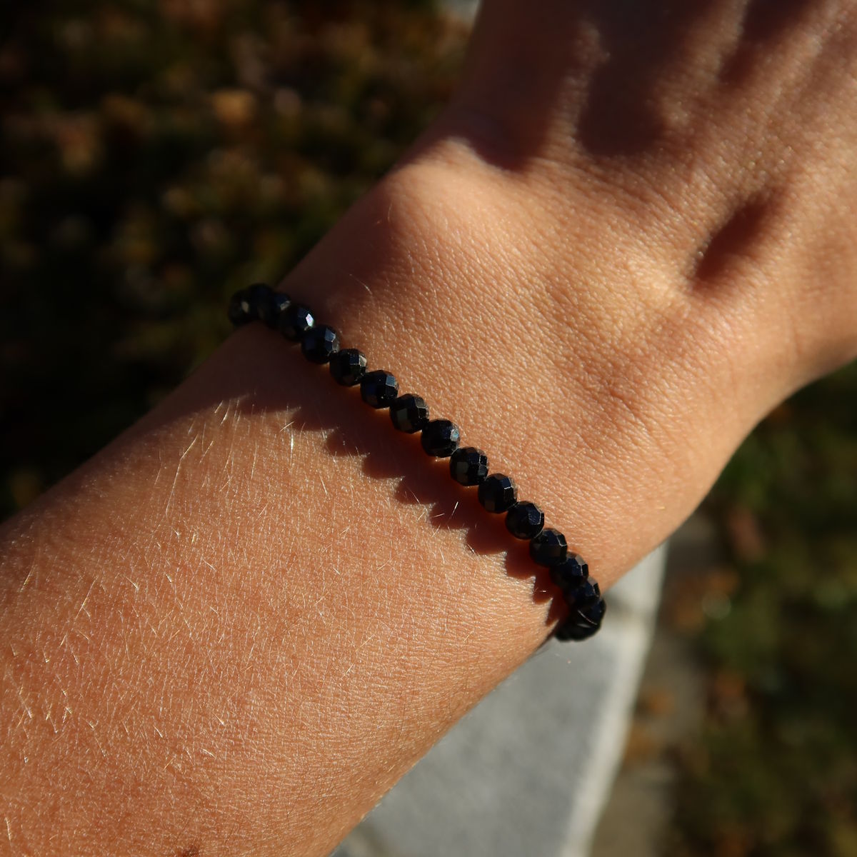 Turmalin Schörl facettiert Edelstein Armband - 1 Stück - in Varianten 4-6 oder 8mm auf Handgelenk