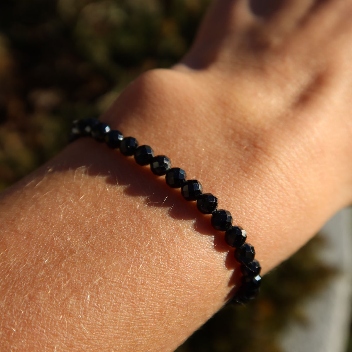 Turmalin Schörl facettiert Edelstein Armband - 1 Stück - in Varianten 4-6 oder 8mm auf Handgelenk