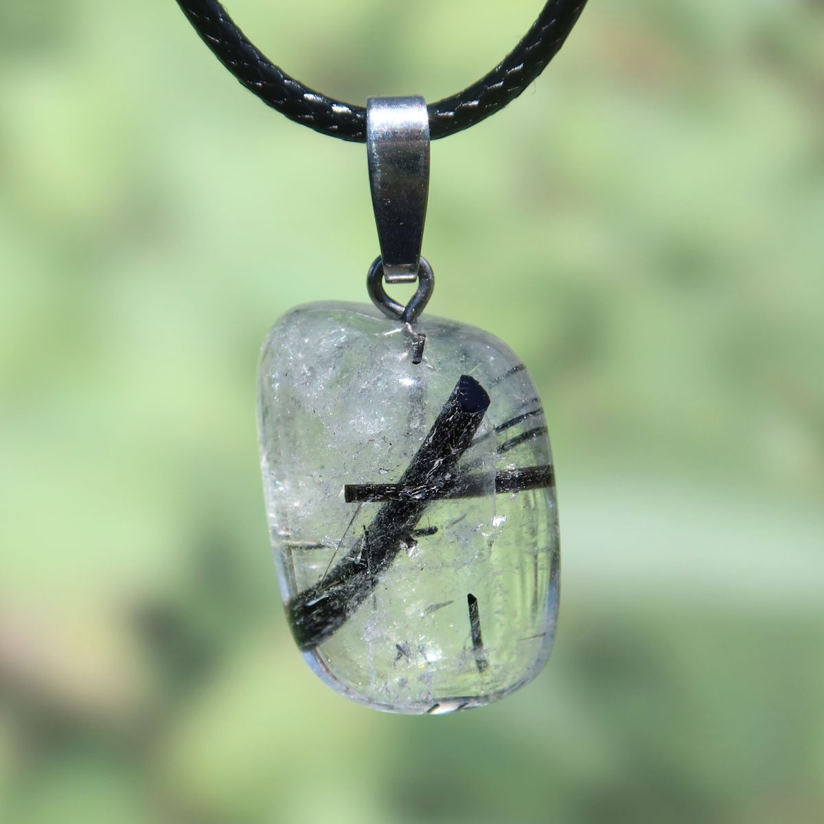 Unique Turmalinquarz pendant with black tourmaline in quartz, offering protection and calm. High-quality gemstone jewelry.