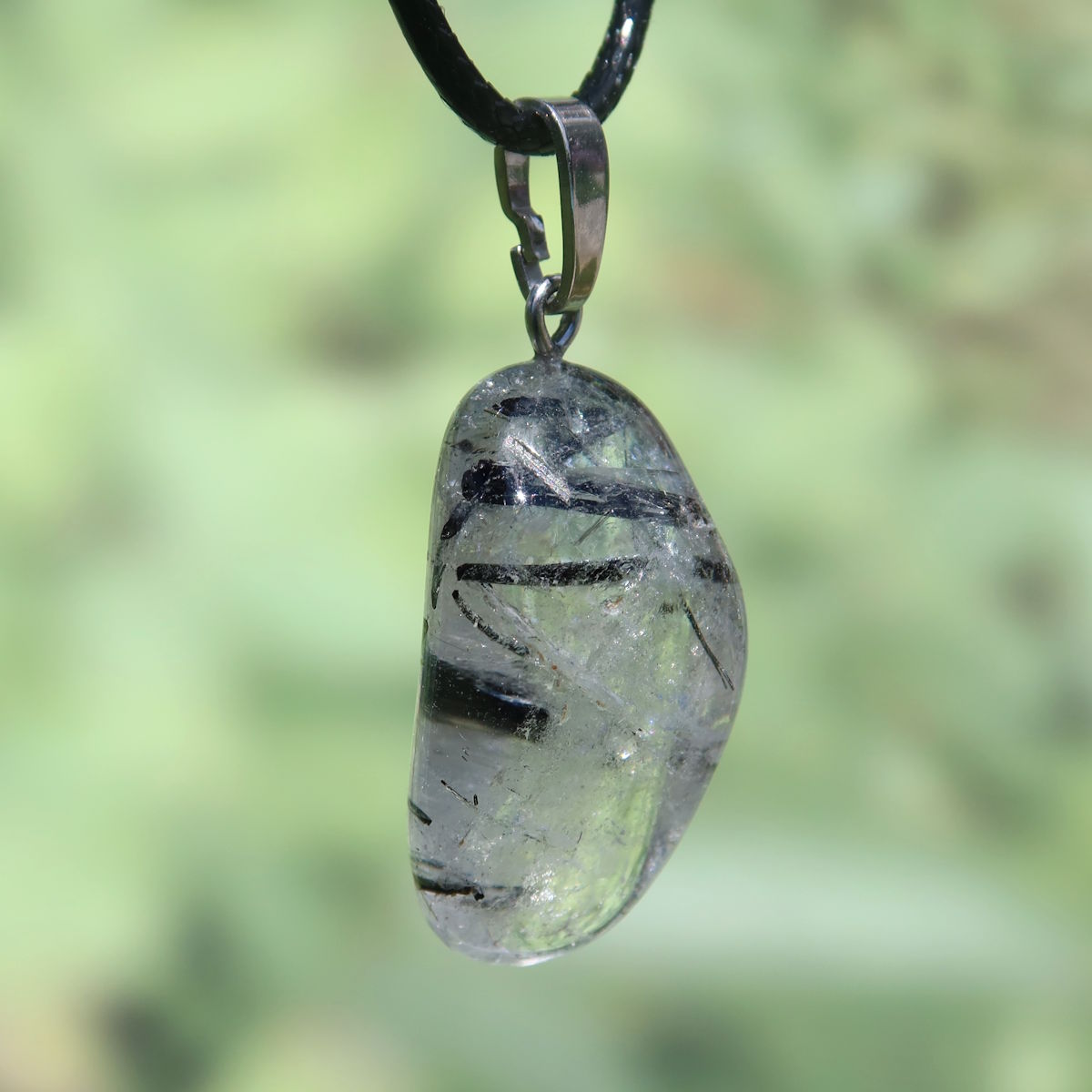 Turmalinquarz Anhänger Unikat Nr. 14 aus Bergkristall und schwarzem Turmalin mit schwarzer Halskette, natürlich und kraftvoll.
