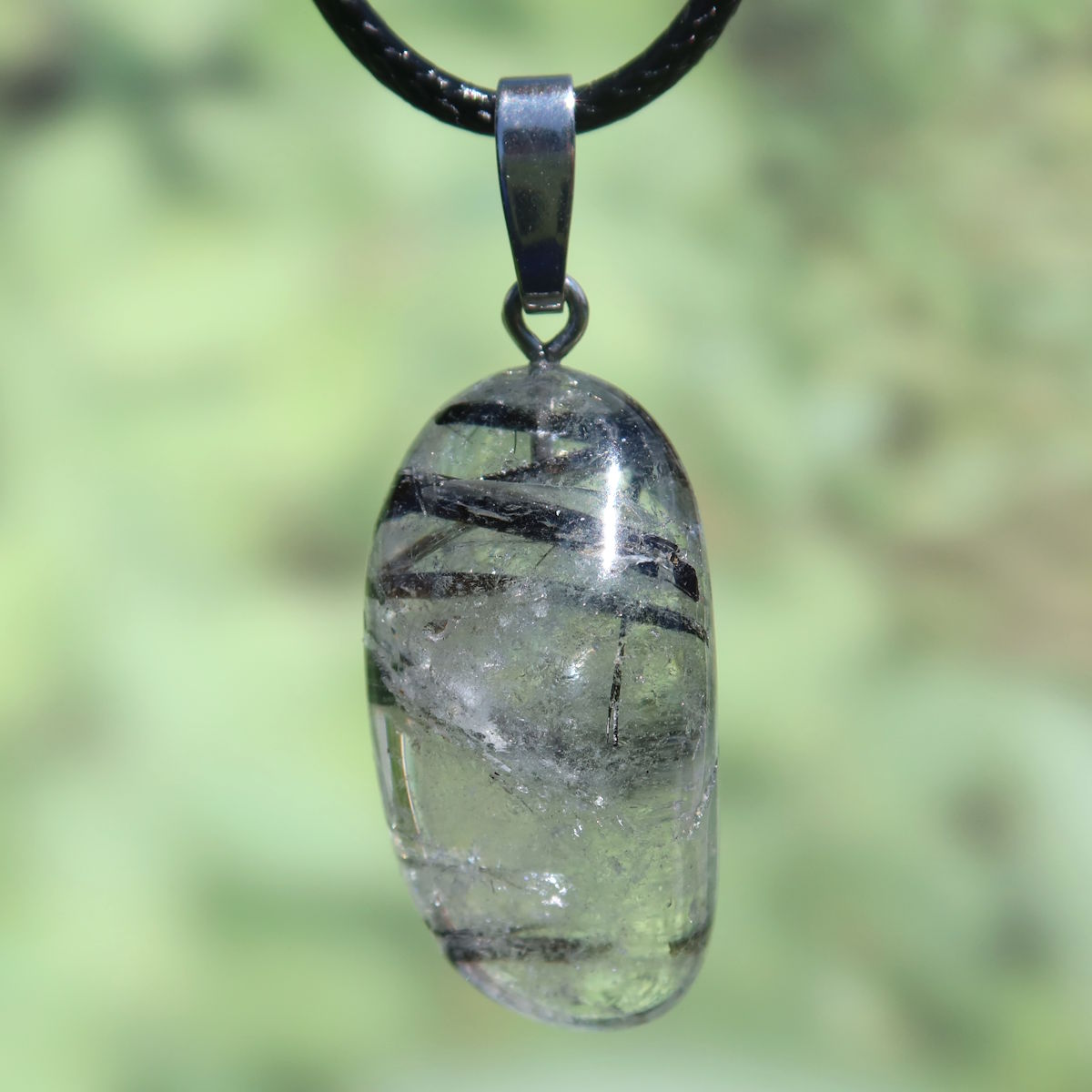 Turmalinquarz Anhänger Unikat Nr. 14 aus Bergkristall und schwarzem Turmalin mit schwarzer Halskette, natürlich und kraftvoll.
