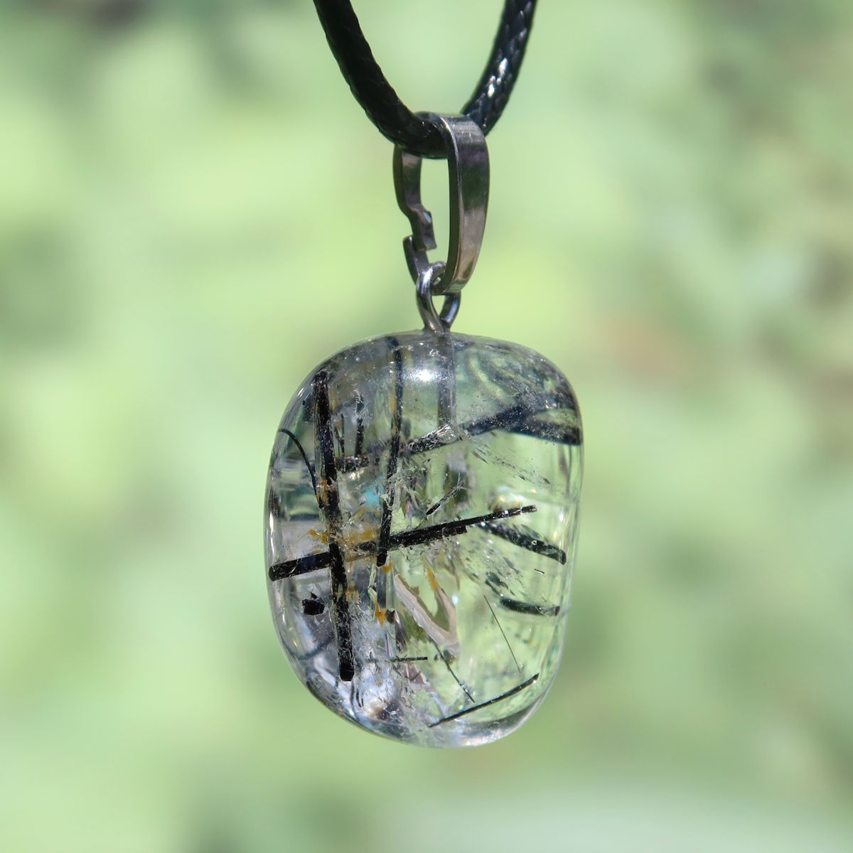 Turmalinquarz Anhänger aus Bergkristall und schwarzem Turmalin, UNIKAT Nr. 15, symbolisiert Schutz und Gelassenheit.