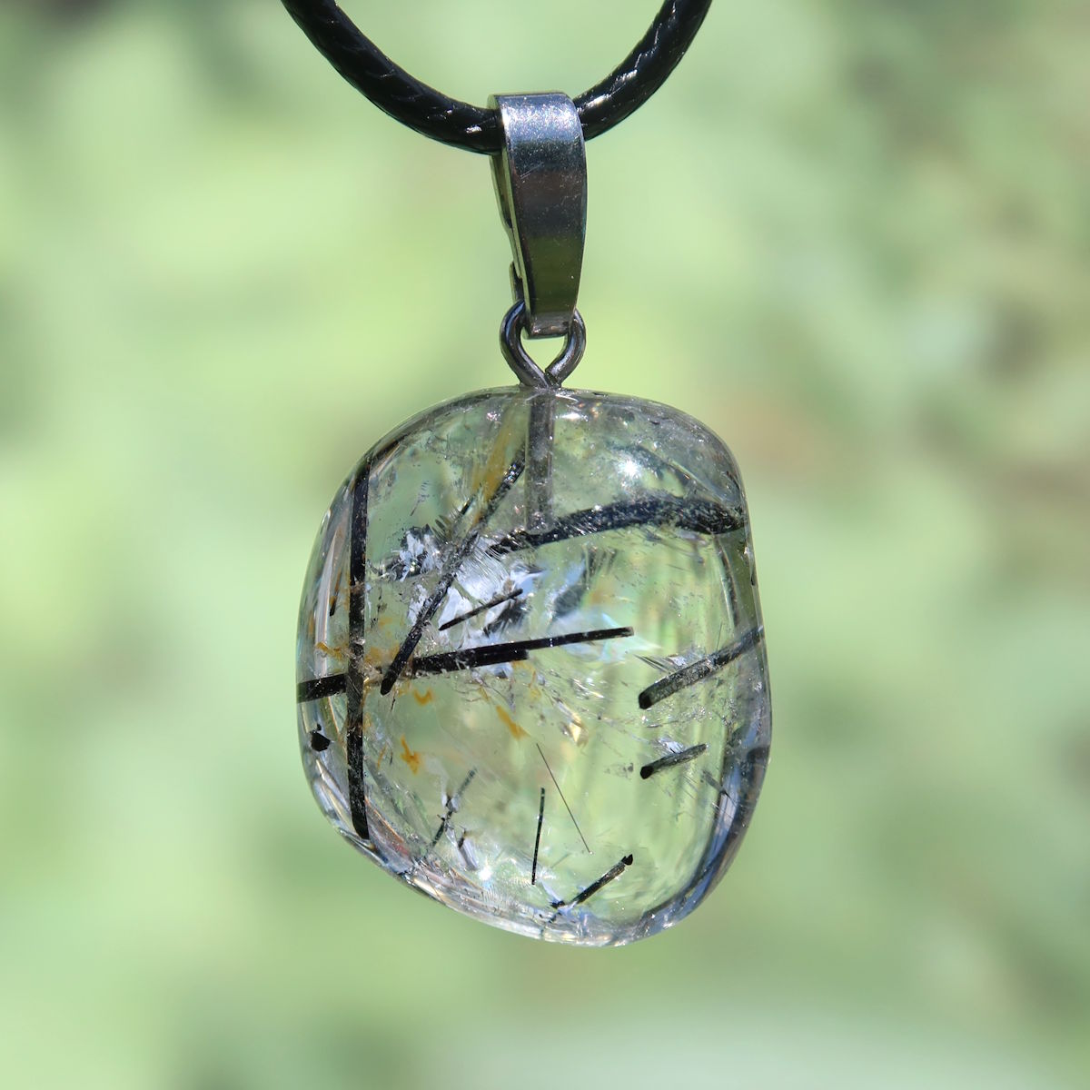 Turmalinquarz Anhänger aus Bergkristall und schwarzem Turmalin, UNIKAT Nr. 15, symbolisiert Schutz und Gelassenheit.