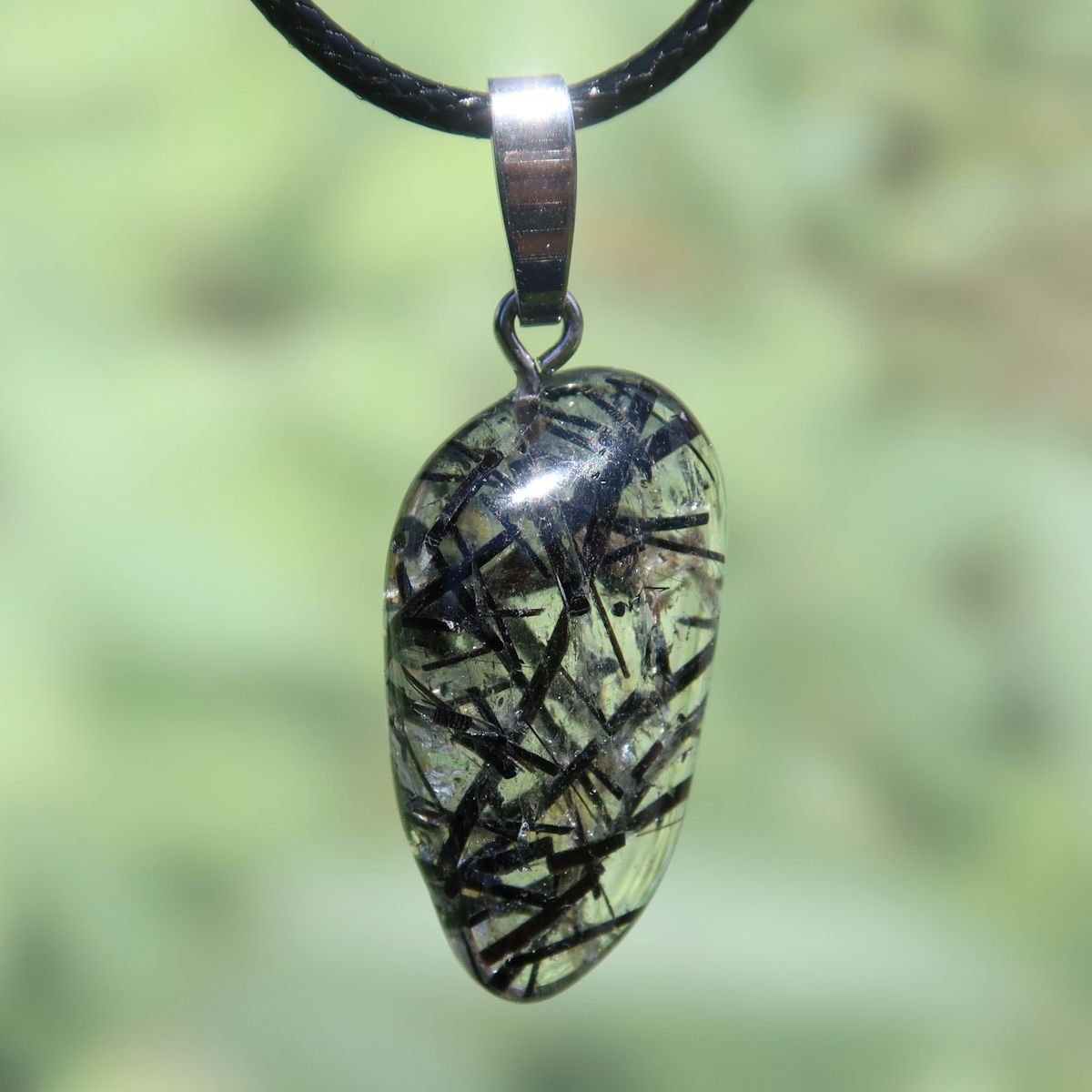 Turmalinquarz Anhänger Unikat Nr. 17, Bergkristall und schwarzer Turmalin, klare Kontraste, einzigartiges Design