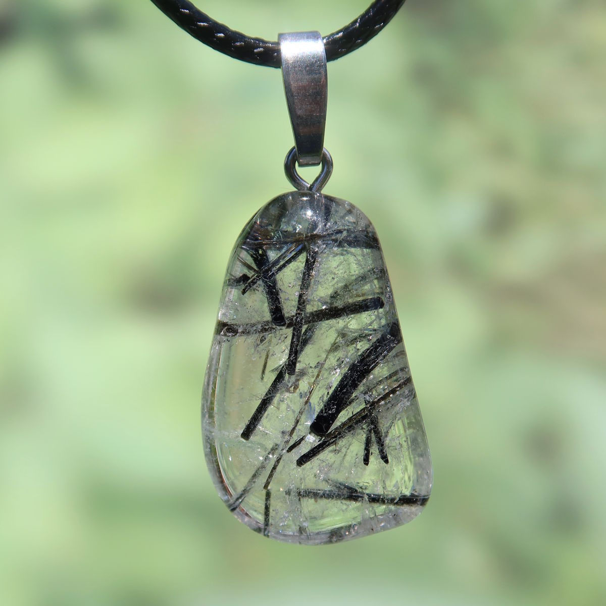 Turmalinquarz Anhänger UNIKAT Nr. 18, natürlicher Bergkristall und schwarzer Turmalin, Symbol für Schutz und Gelassenheit.