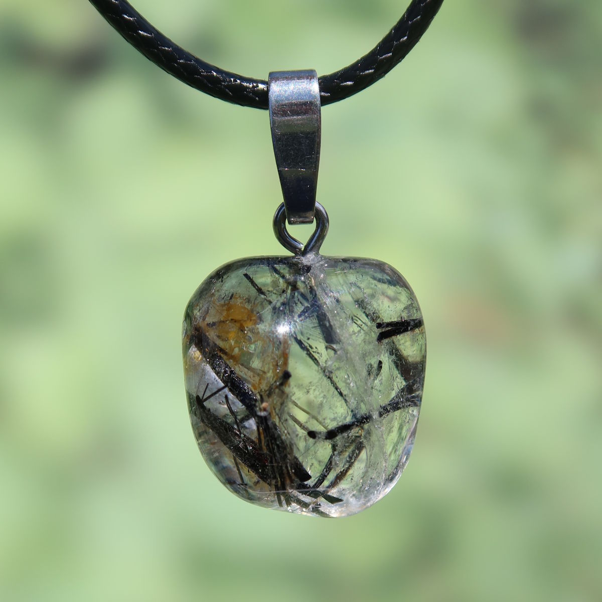 Turmalinquarz Anhänger mit Bergkristall und schwarzem Turmalin in 1A Qualität auf weichem Lederband, UNIKAT Nr. 19.