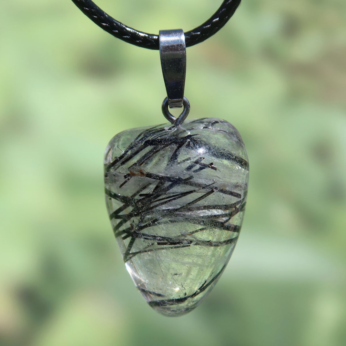 Alt Tag: Turmalinquarz Anhänger Unikat Nr. 3 mit schwarzem Turmalin und Bergkristall, bietet Schutz und Gelassenheit.