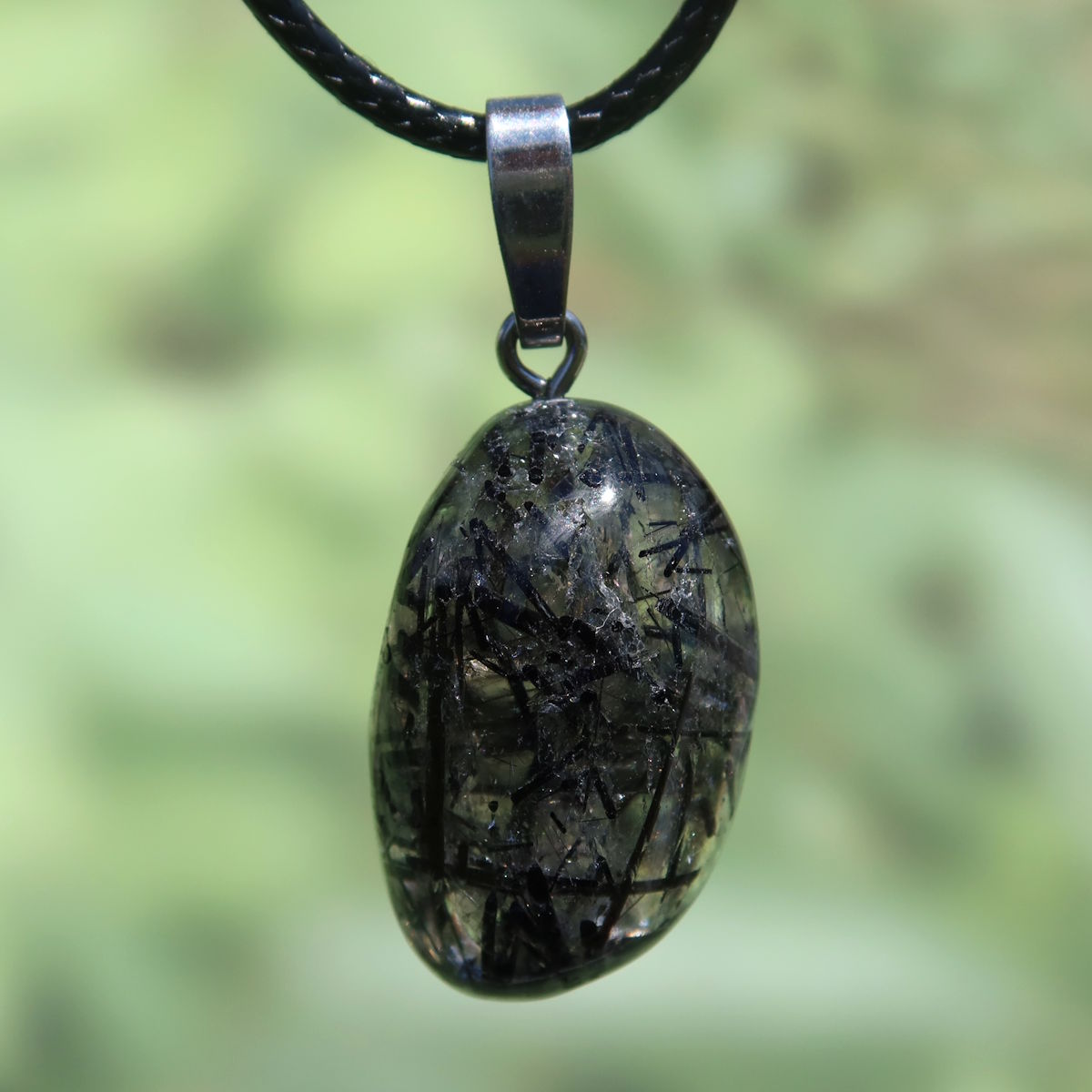 Turmalinquarz Anhänger UNIKAT Nr. 4 mit schwarzem Turmalin und Bergkristall auf schwarzer Kette, Schutz und Gelassenheit