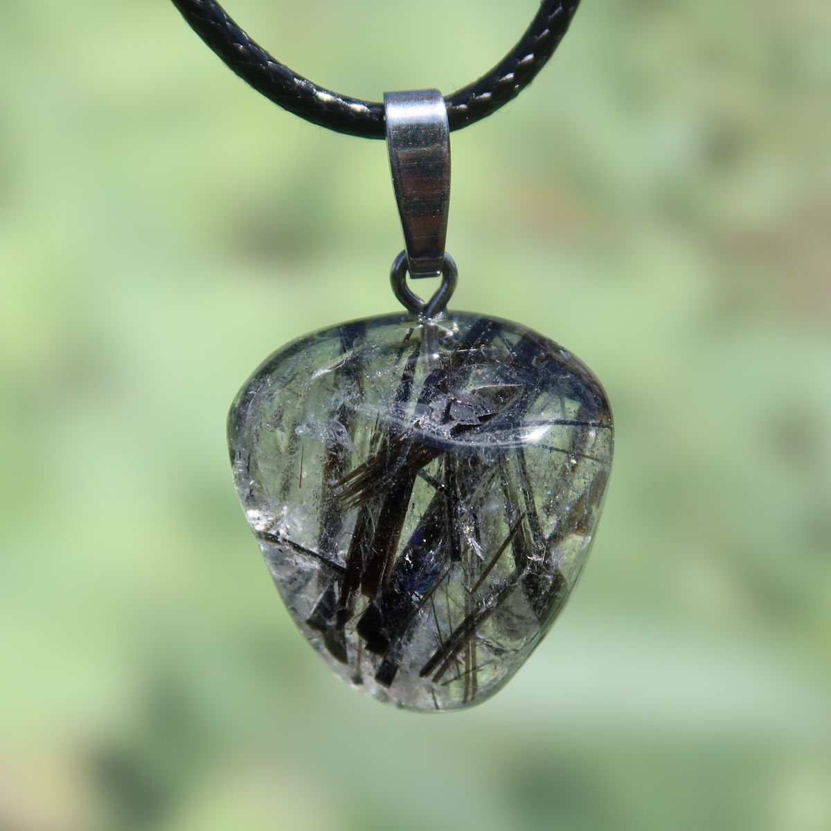 Turmalinquarz Anhänger Unikat Nr. 5 mit schwarz-weißer Struktur auf schwarzer Kordel, kombiniert Bergkristall und Turmalin.