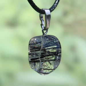 Turmalinquarz Anhänger mit Bergkristall und schwarzem Turmalin, einzigartiger Unikat Nr. 7 zur Förderung von Schutz und Gelassenheit.