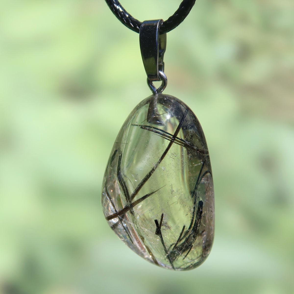 Turmalinquarz Anhänger UNIKAT Nr. 9 mit schwarzem Turmalin und Bergkristall, bietet Schutz und Gelassenheit, 1A Qualität.