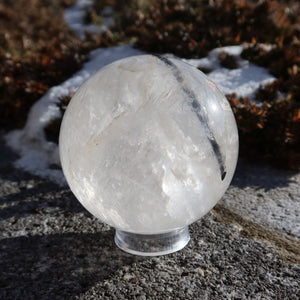 Turmalinquarz Kugel – natürliche Kristallkugel Nr. 25 mit Quarz und Turmalin Einschlüssen, zeigt natürliche Schönheit und Eleganz.