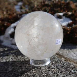 Turmalinquarz Kugel – natürliche Kristallkugel Nr. 25 im Sonnenlicht auf Stein Oberfläche