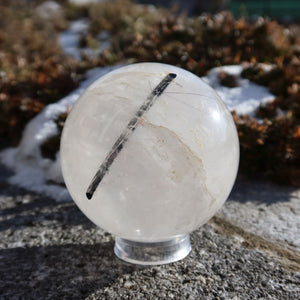 Turmalinquarz Kugel – natürliche Kristallkugel Nr. 25 auf Felsen im Freien