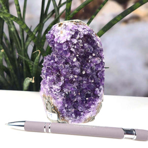 Uruguay Amethyst Mini Geode - 11x8x8cm - Harmonie und Entspannung – extra dunkler Qualität - NR 11 with pen for size comparison.