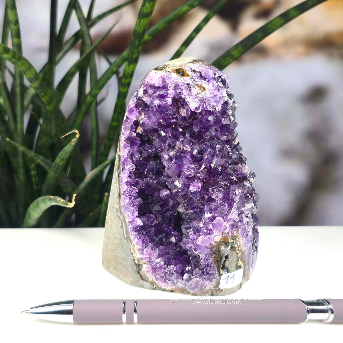 Uruguay Amethyst Mini Geode - 11x8x8cm - Harmonie und Entspannung – extra dunkler Qualität - NR 11 with pen for size comparison.