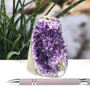 Uruguay Amethyst Mini Geode - 11x8x8cm - Harmonie und Entspannung – extra dunkler Qualität - NR 11, displayed with a pen for scale