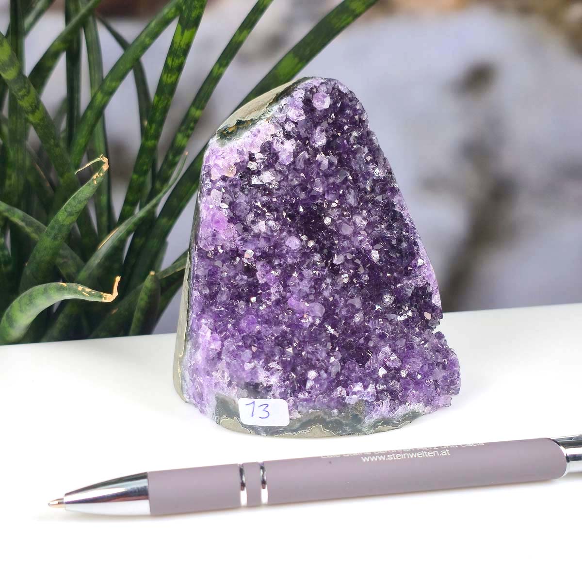 Uruguay Amethyst Mini Geode - 10x8x7cm - Harmonie und Entspannung – extra dunkler Qualität - NR 13, showing deep purple crystals
