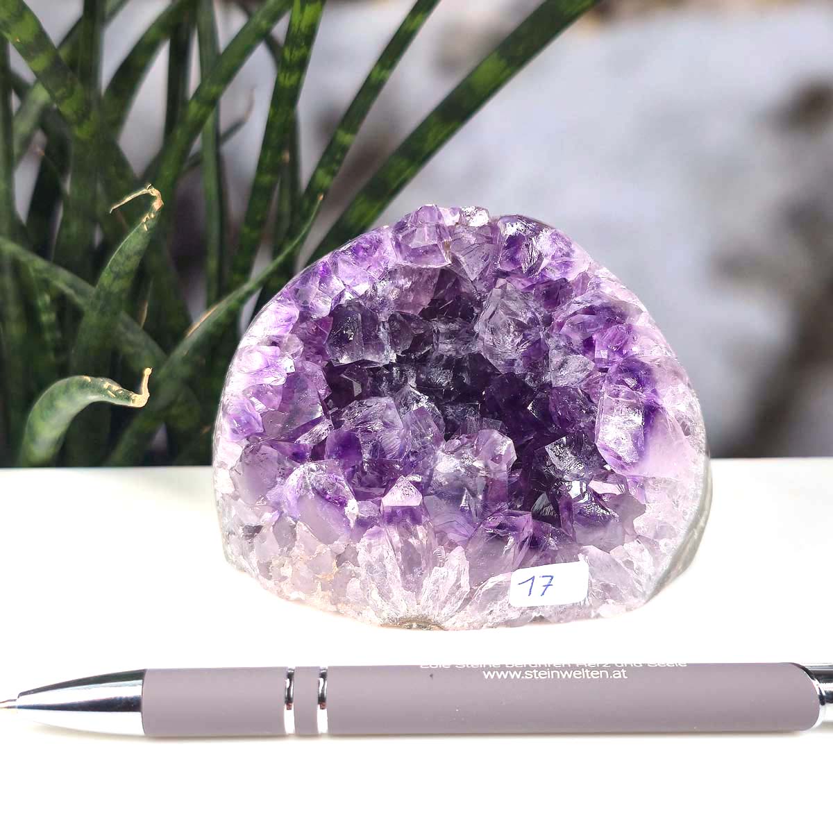 Uruguay Amethyst Mini Geode - 7x9x7cm - Harmonie und Entspannung – extra dunkler Qualität - NR 17, intensiv dunkel violett Geode.