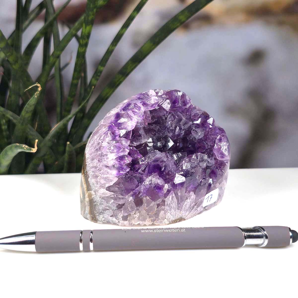 Uruguay Amethyst Mini Geode - 7x9x7cm - Harmonie und Entspannung – extra dunkler Qualität - NR 17, intensiv dunkel violett Geode.
