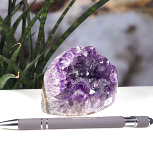 Uruguay Amethyst Mini Geode - 7x9x7cm - Harmonie und Entspannung – extra dunkler Qualität - NR 17 next to a pen