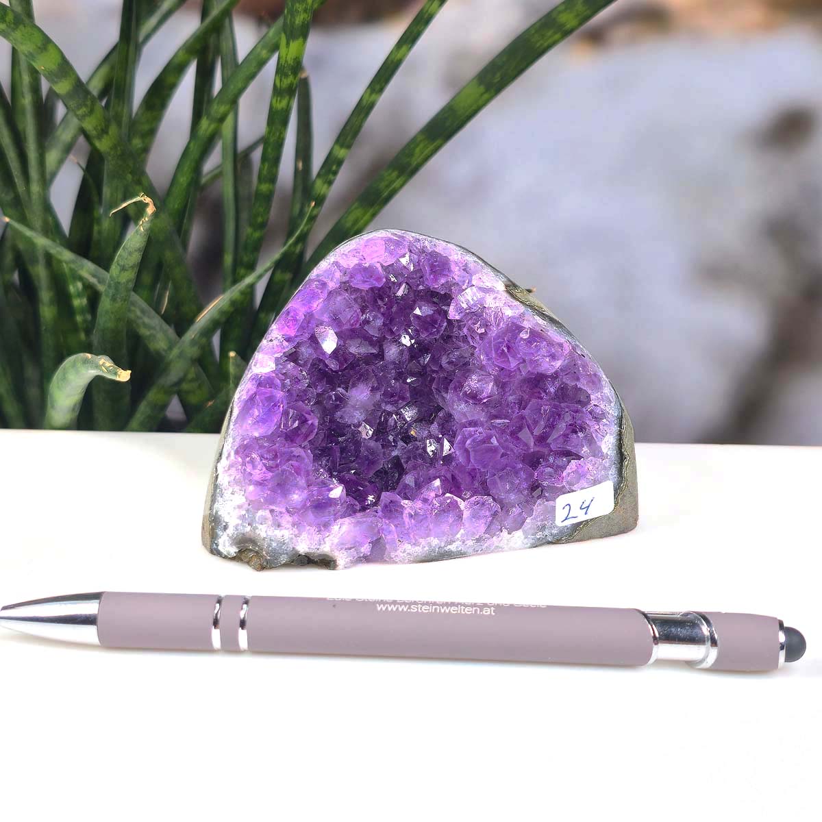 Uruguay Amethyst Mini Geode - 7x9x6cm - Harmonie und Entspannung – extra dunkler Qualität - NR 24 neben einem Stift