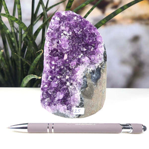 Uruguay Amethyst Mini Geode - 13x9x8cm - Harmonie und Entspannung – extra dunkler Qualität - NR 25 neben einem Stift