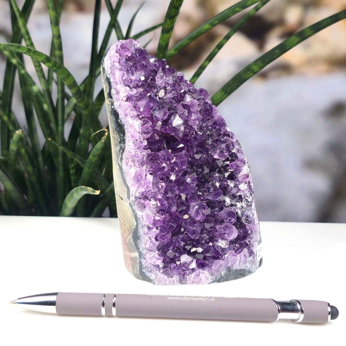 Uruguay Amethyst Mini Geode - 13x9x8cm - Harmonie und Entspannung – extra dunkler Qualität - NR 25 neben einem Stift