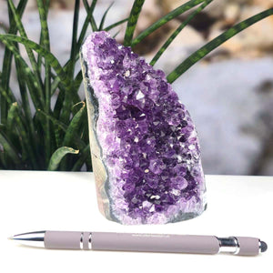Uruguay Amethyst Mini Geode - 13x9x8cm - Harmonie und Entspannung – extra dunkler Qualität - NR 25 neben einem Stift