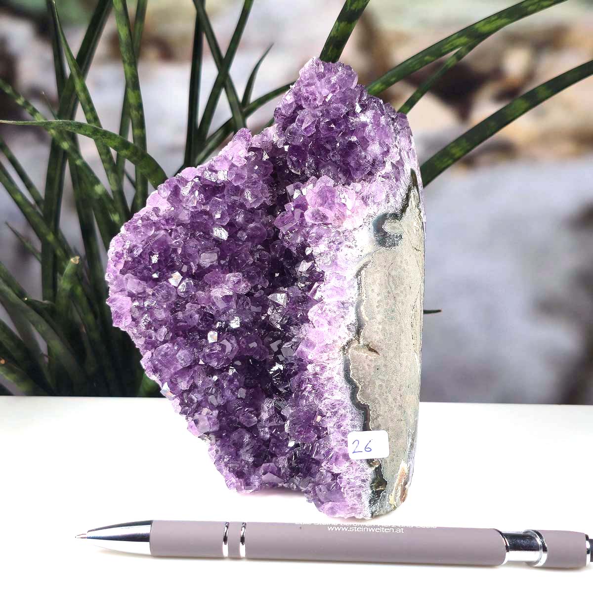 Uruguay Amethyst Mini Geode - 15x10x8cm - Harmonie und Entspannung – extra dunkler Qualität - NR 26 positioned next to a pen