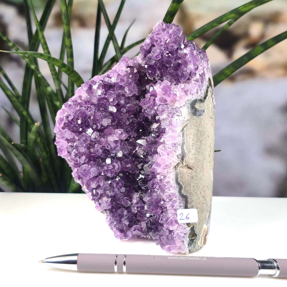 Uruguay Amethyst Mini Geode - 15x10x8cm - Harmonie und Entspannung – extra dunkler Qualität - NR 26 positioned next to a pen