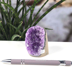 Uruguay Amethyst Mini Geode - 7x5x6cm - Harmonie und Entspannung – extra dunkler Qualität - NR 27 with pen for size reference
