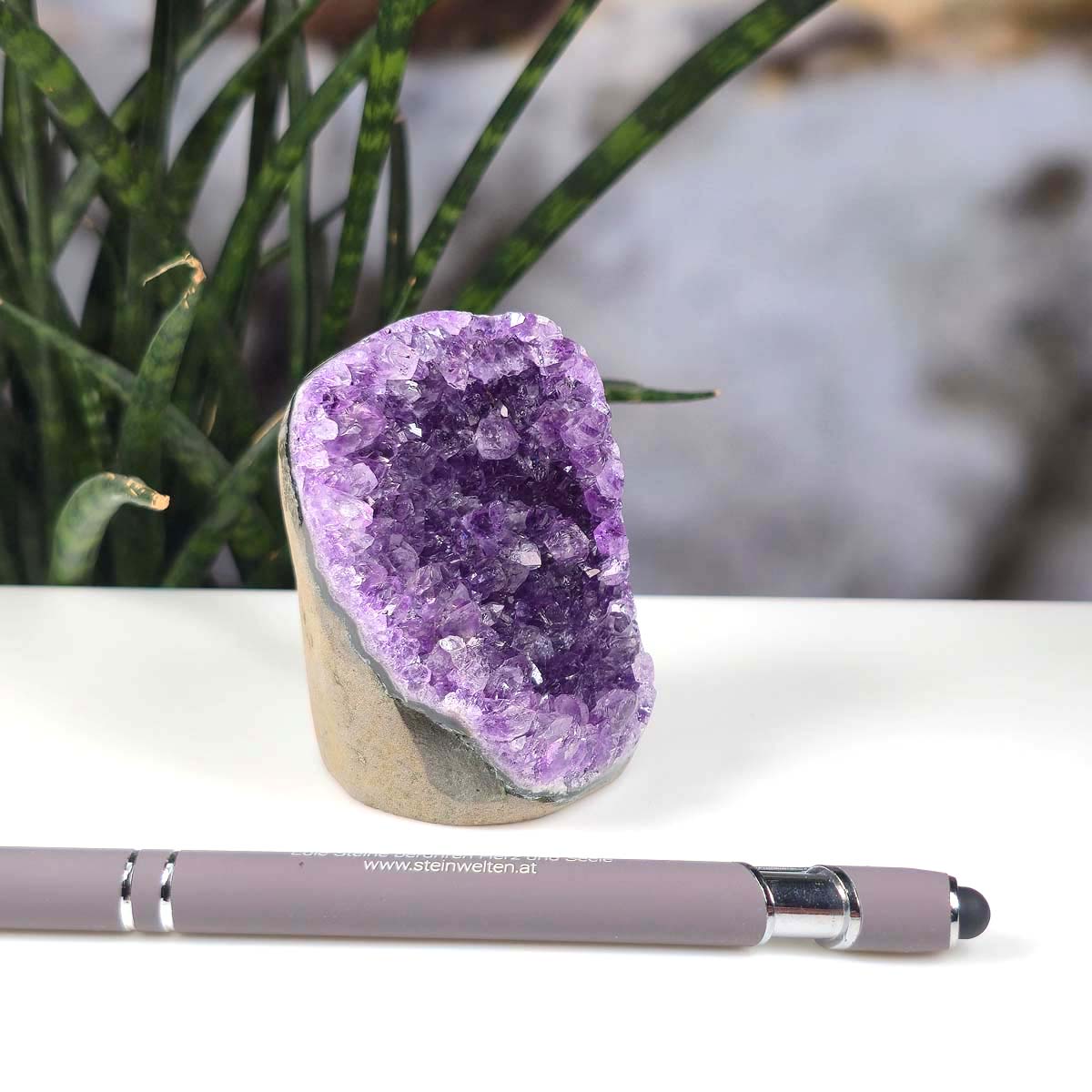 Uruguay Amethyst Mini Geode - 7x5x6cm - Harmonie und Entspannung – extra dunkler Qualität - NR 27 with pen for size reference