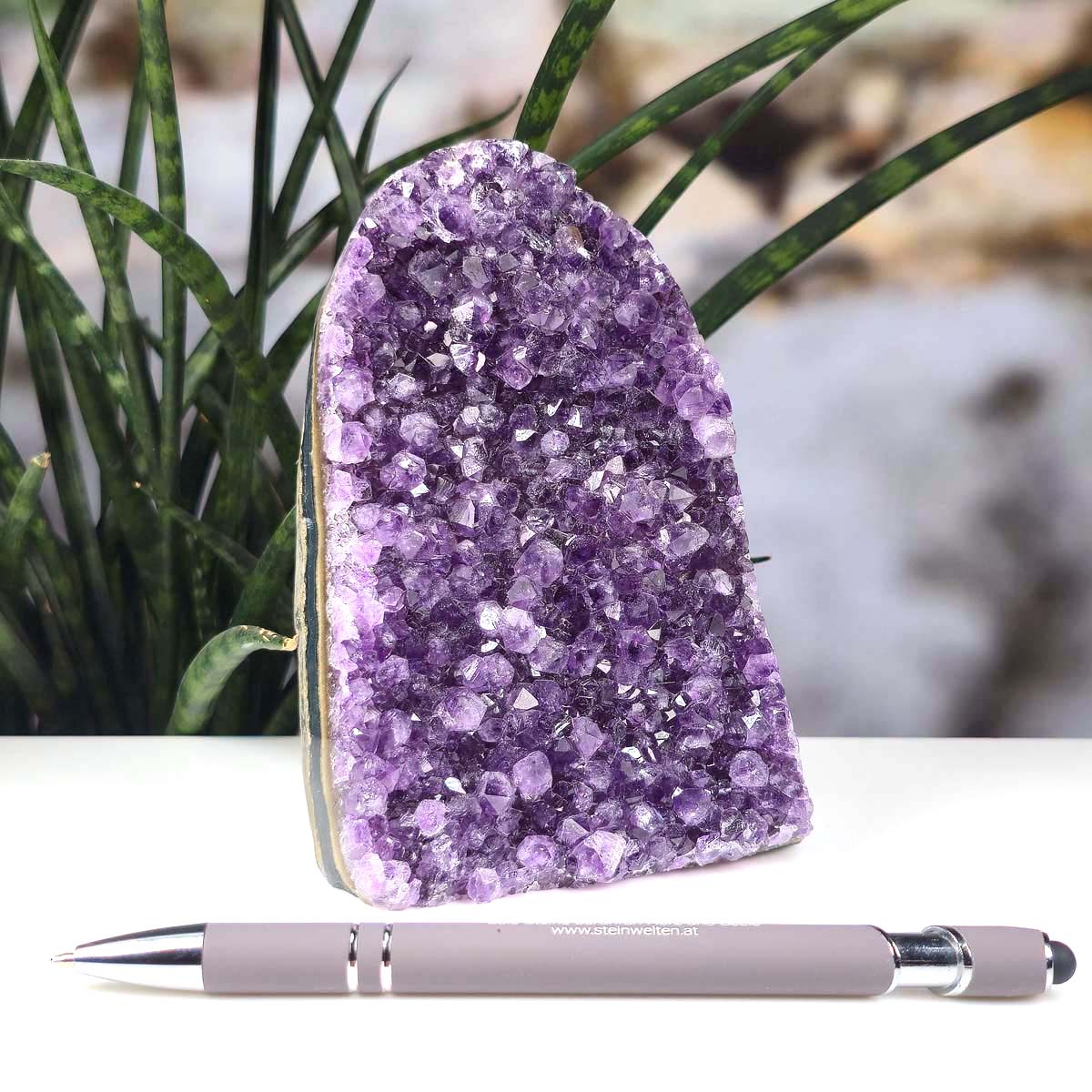 Uruguay Amethyst Mini Geode - 10x7x6cm - Harmonie und Entspannung – extra dunkler Qualität - NR 30 neben einem Stift