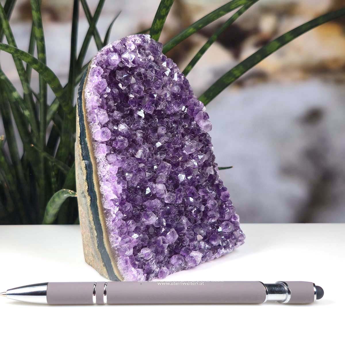 Uruguay Amethyst Mini Geode - 10x7x6cm - Harmonie und Entspannung – extra dunkler Qualität - NR 30 neben einem Stift