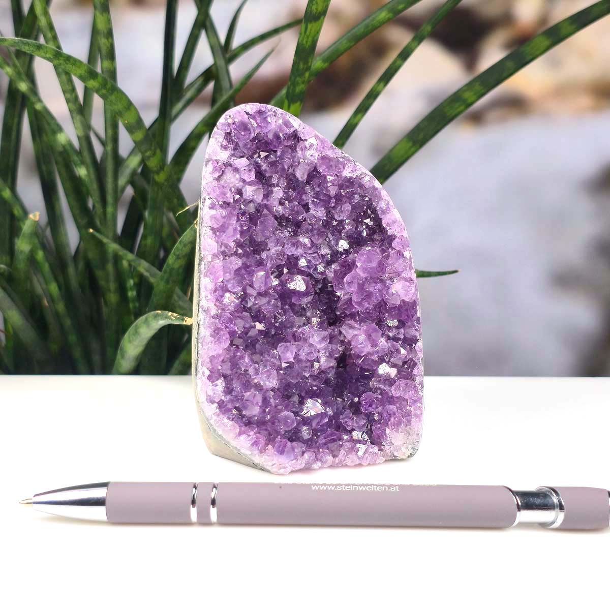 Uruguay Amethyst Mini Geode - 13x8x7cm - Harmonie und Entspannung – extra dunkler Qualität - NR 31 neben einem Stift