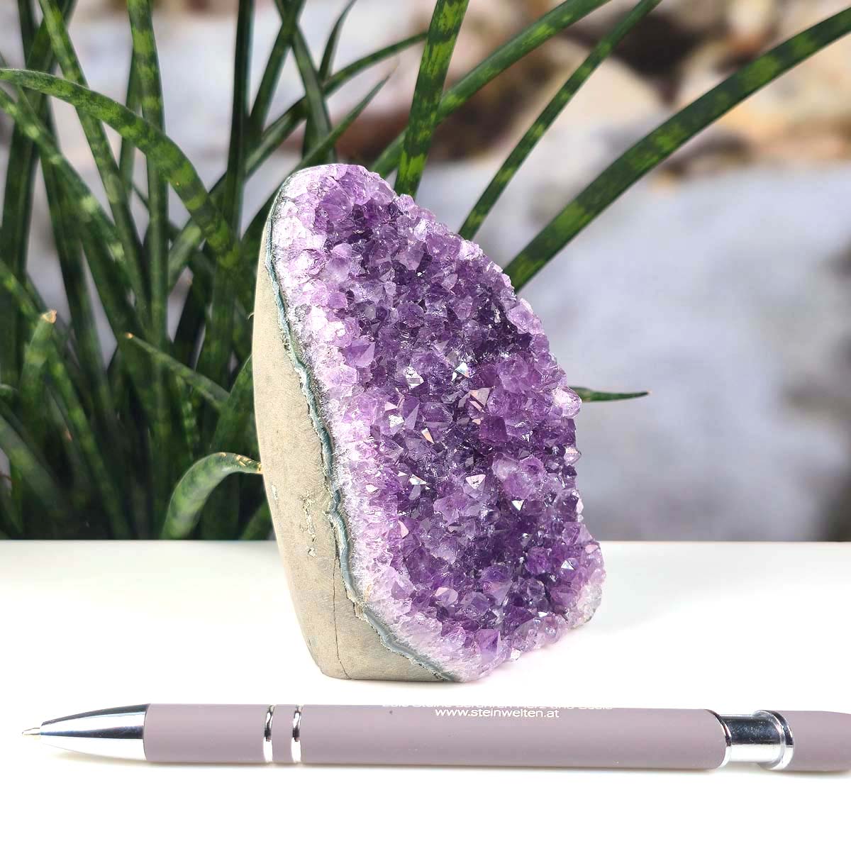 Uruguay Amethyst Mini Geode - 13x8x7cm - Harmonie und Entspannung – extra dunkler Qualität - NR 31 neben einem Stift