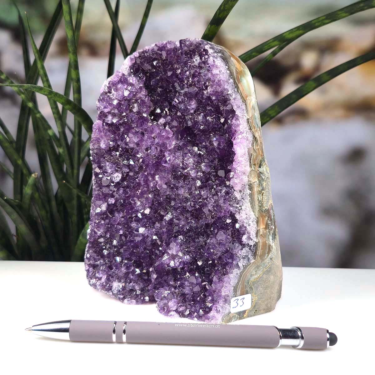 Uruguay Amethyst Mini Geode - 15x11x7cm - Harmonie und Entspannung – extra dunkler Qualität - NR 33 with deep purple crystals.
