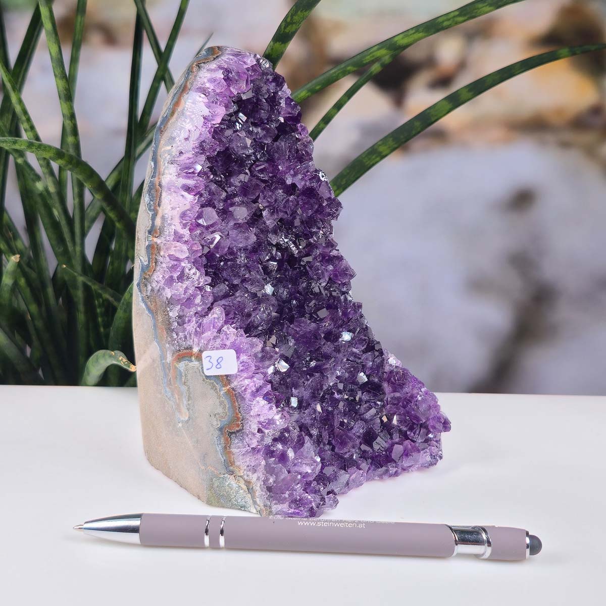 Uruguay Amethyst Mini Geode - 16x9x11cm - Harmonie und Entspannung – extra dunkler Qualität - NR 38 neben einem Stift