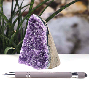 Uruguay Amethyst Mini Geode - 11x9x7cm - Harmonie und Entspannung – extra dunkler Qualität - NR 40 neben einem Stift