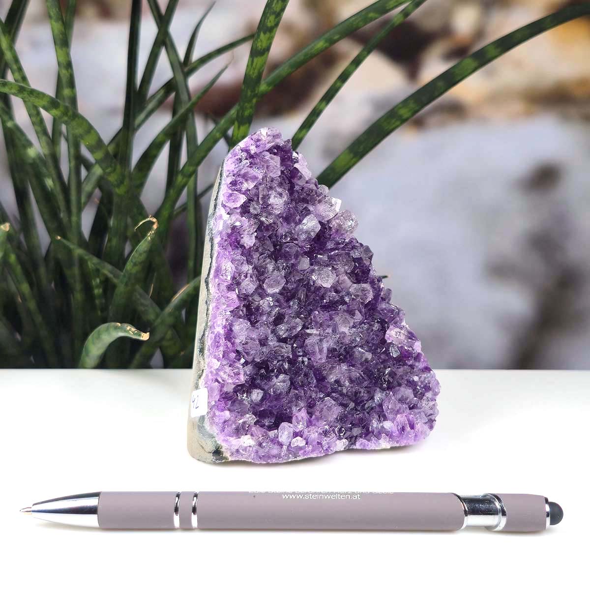 Uruguay Amethyst Mini Geode - 11x8x6cm - Harmonie und Entspannung – extra dunkler Qualität - NR 42 neben einem Stift